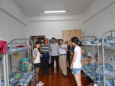 院领导们视察实习生宿舍，了解同学们的住宿及实习情况
